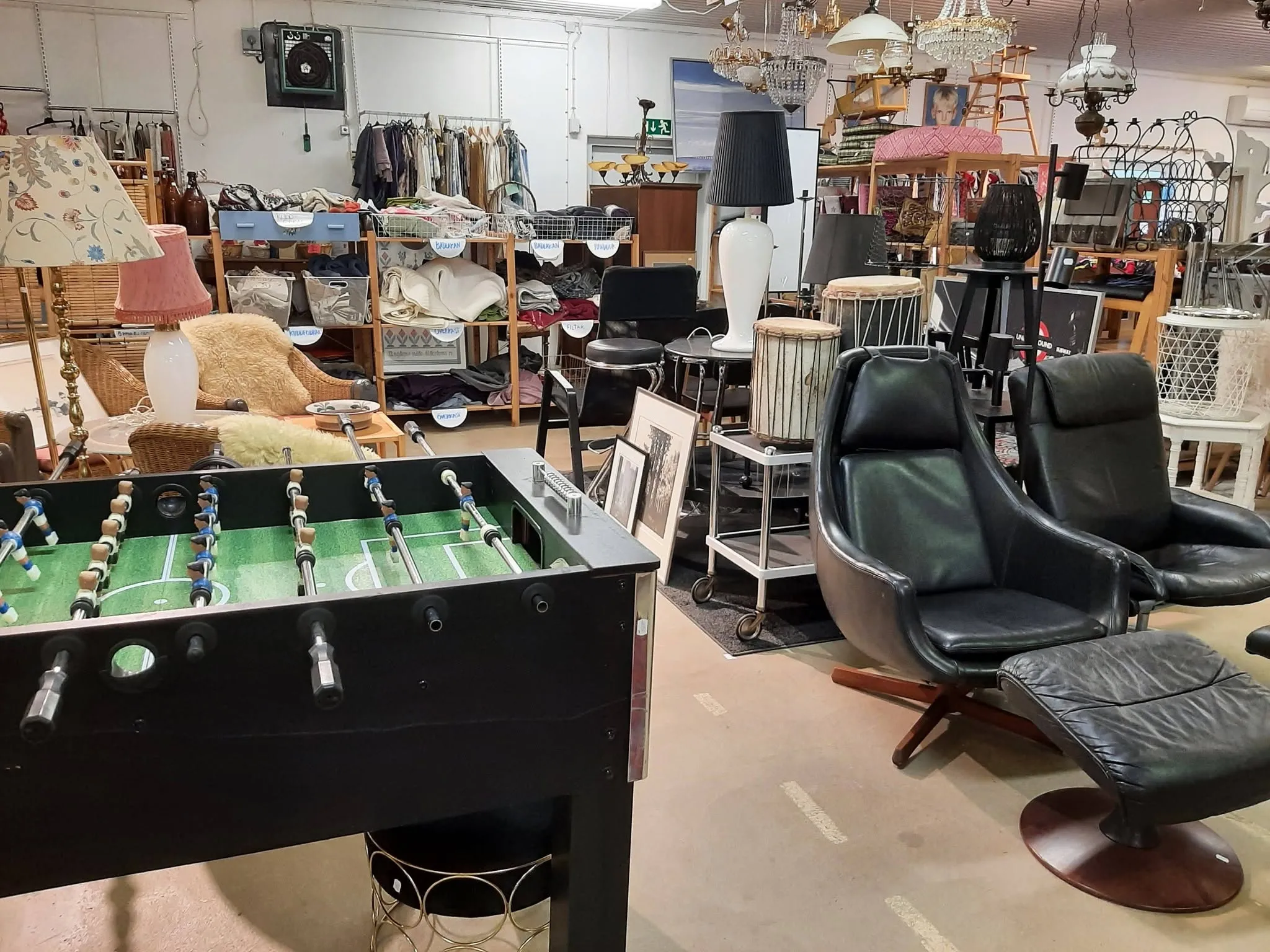 Stort utbud av second hand-möbler, lampor och fynd i Emmpatus Fredriksdals loppis