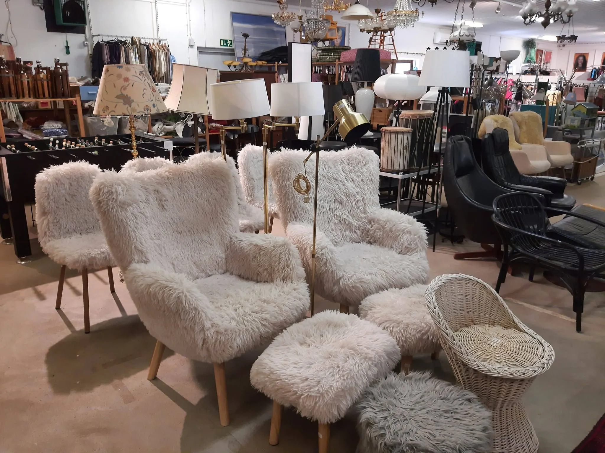 Fåtöljer, lampor och möbler till salu på second hand-loppisen i Ask utanför Svalöv