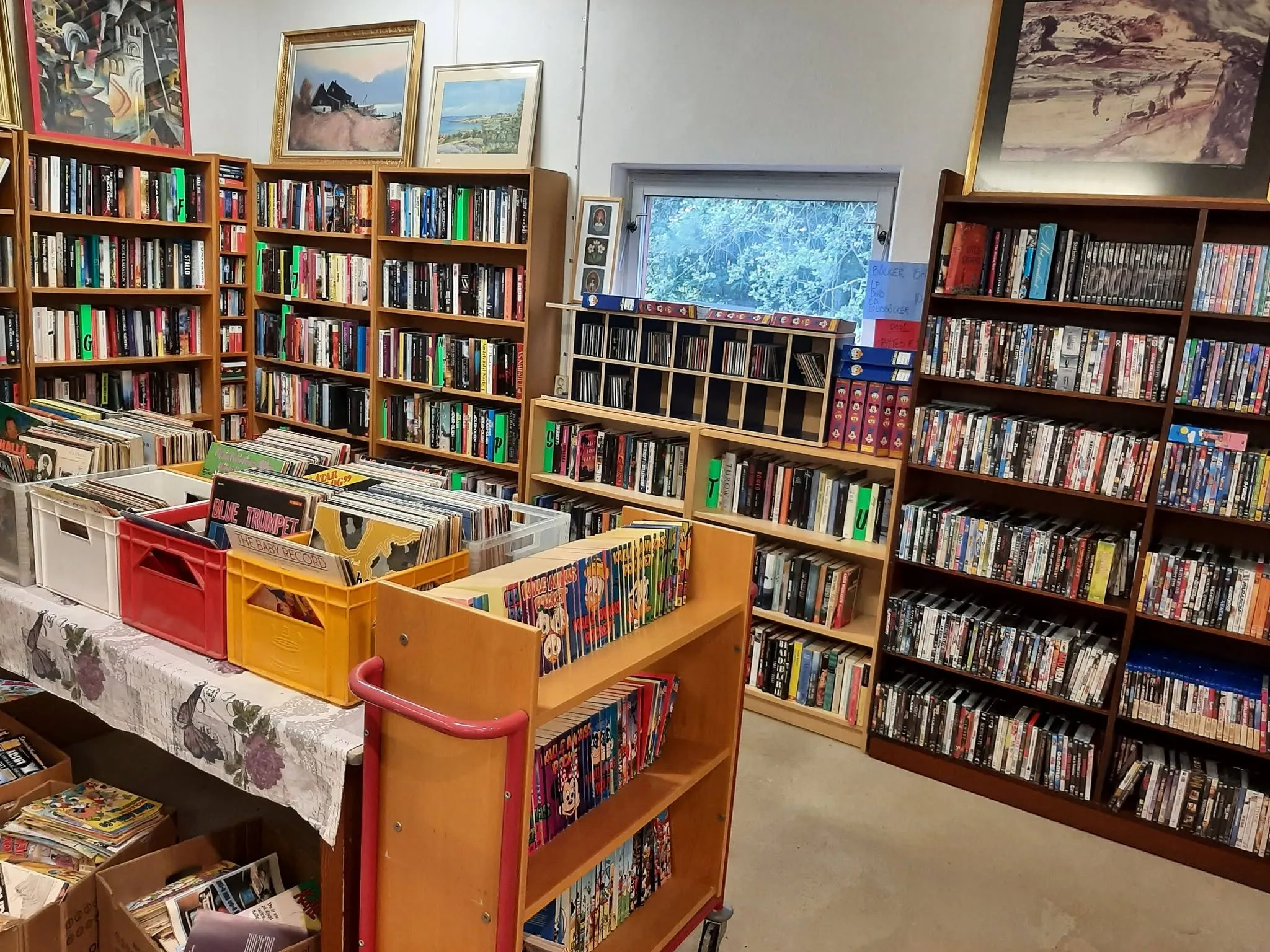 Stort utbud av begagnade böcker, vinyl och film i second hand-butiken