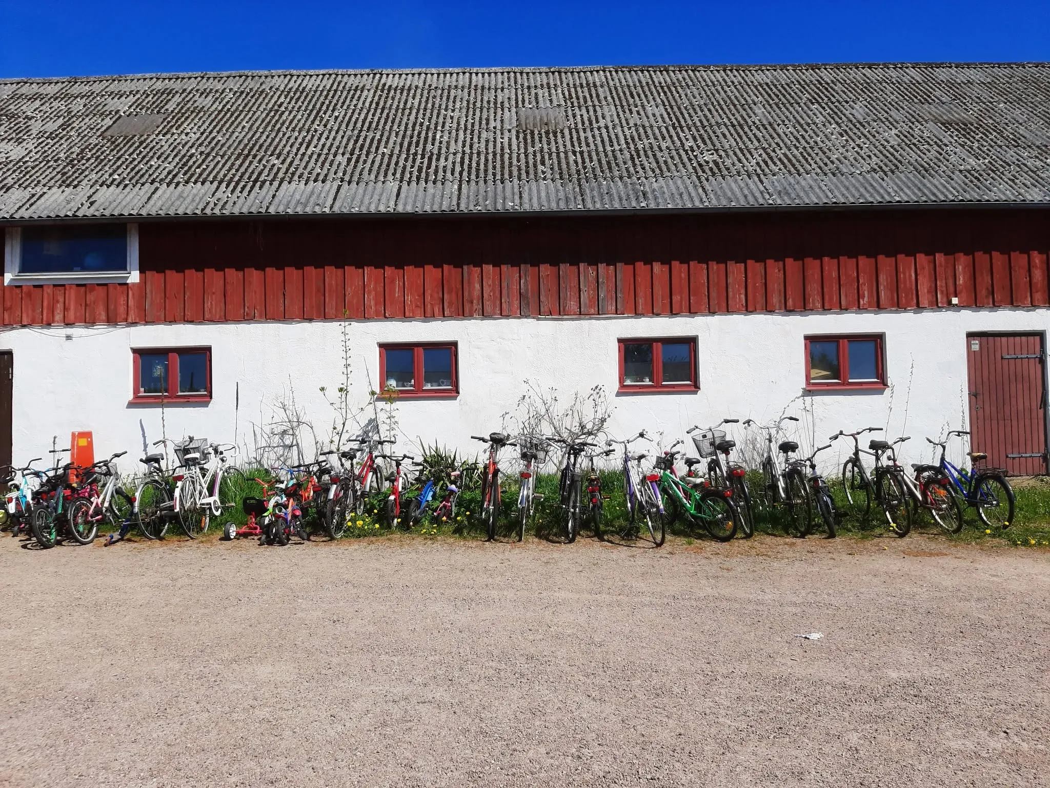 Emmpatus Fredriksdals loppis i Ask, Skåne, med cyklar utanför röda ladan